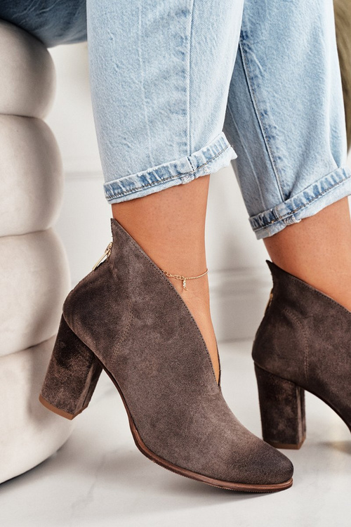 Zamszowe Botki Na Słupku Z Wycięciem Exquisite 1231 Cappuccino