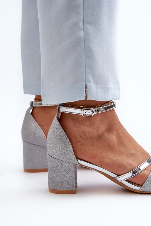 Brokatowe Sandały Damskie Na Niskim Słupku Srebrne Ploemis