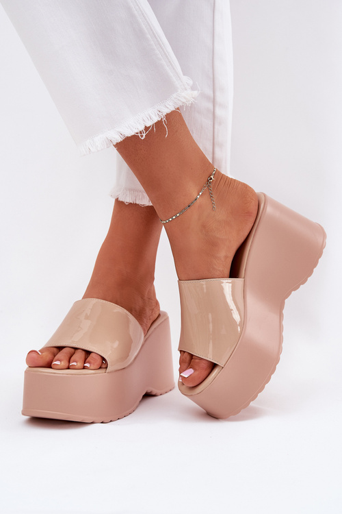 Lakierowane Klapki Damskie Na Platformie I Koturnie Beżowe Nellevia