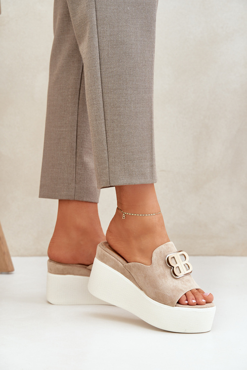 Klapki Na Platformie I Koturnie Z Ozdobą Beżowe Tanonea