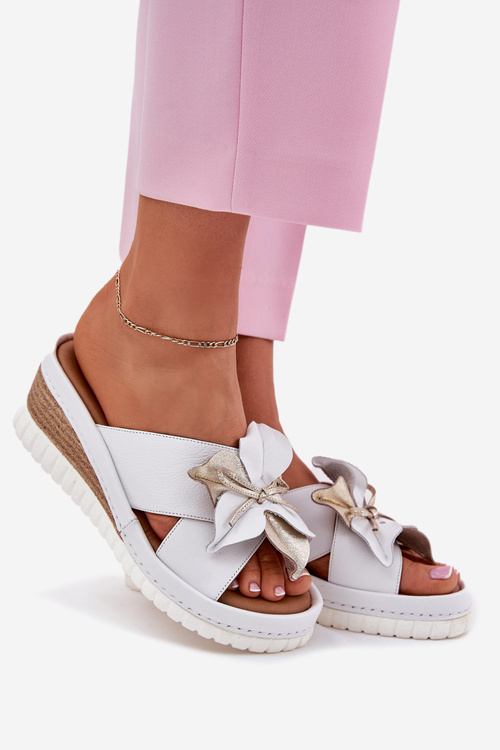 Skórzane Klapki Damskie Na Koturnie Z Ozdobnym Kwiatem Artiker 52C0537 Białe