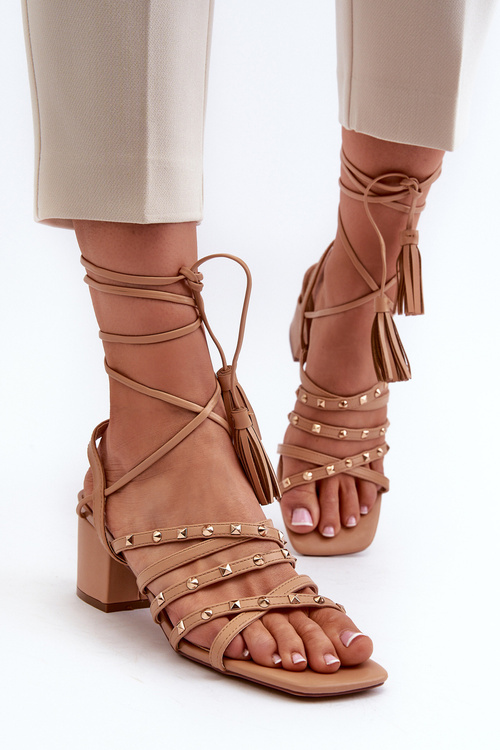 Wiązane Sandały Na Niskim Obcasie Ozdobione Ćwiekami Camel Chrisele