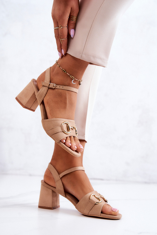 Zamszowe Sandały Na Obcasie Z Ozdobą Beżowe Darlen