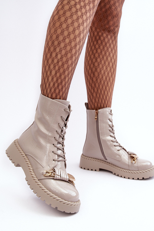 Damskie Lakierowane Botki Workery Z Ozdobą D&A MR870-67 Jasnoszare