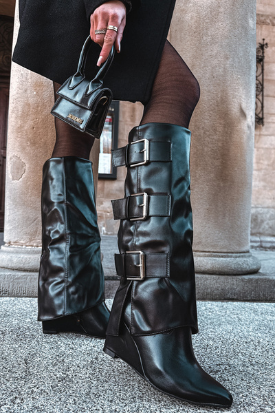 Kozaki Damskie Na Koturnie Z Wywiniętą Cholewką I Srebrnymi Klamrami Czarne Sarisse