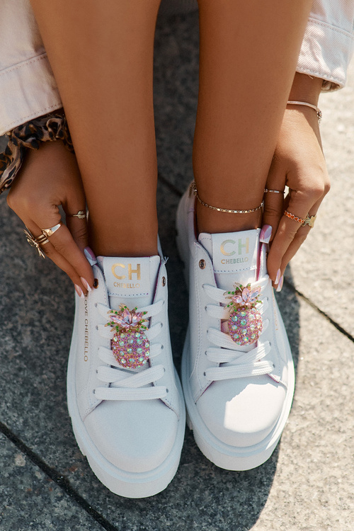 Skórzane Sneakersy Z Ozdobną Broszką Ananas CheBello 4651 Białe