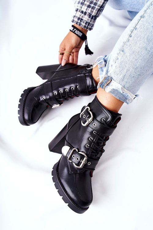 Botki Na Słupku Z Klamrą Czarne Flaris