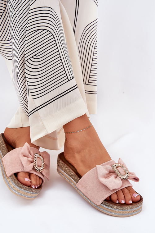 Klapki Damskie Na Platformie Z Kokardką I Ozdobną Broszką Różowe Lenela