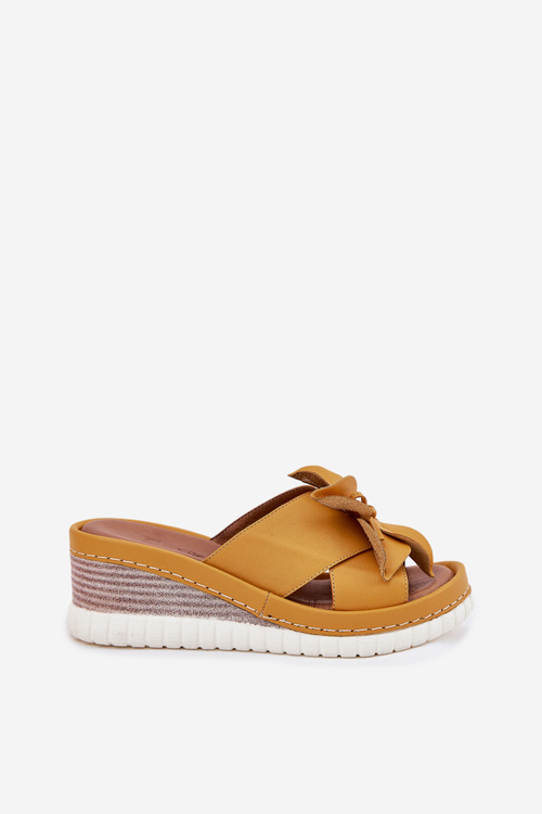 Skórzane Klapki Damskie Na Koturnie Z Ozdobnym Kwiatem Artiker 52C0504 Żółte