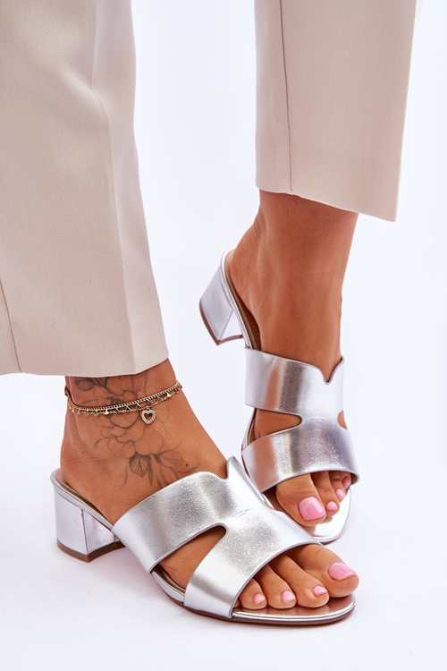 Klasyczne Skórzane Klapki Na Niskim Obcasie Srebrne Miley