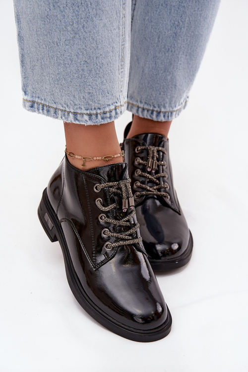 Skórzane Lakierowane Botki Damskie Z Ozdobnym Sznurowaniem D&A MR52-124 Czarne