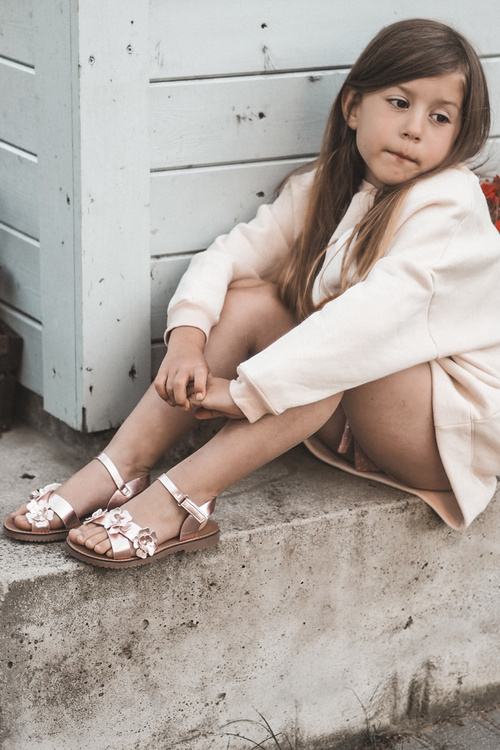 Sandałki Dziecięce Ozdobione Kwiatkami Zapinane Na Rzep Różowe Fagossa