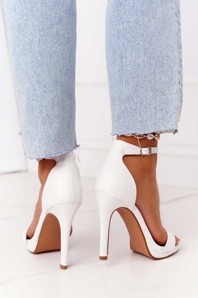 białe sandały na szpilce